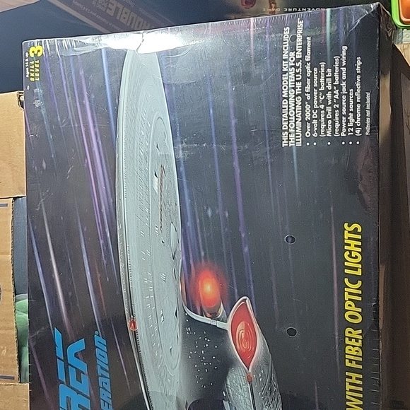 Star Trek U.S.S. Enterprise NCC-1701-D with Fiber Optic Lights AMT #8772 sealed - Picture 4 of 8